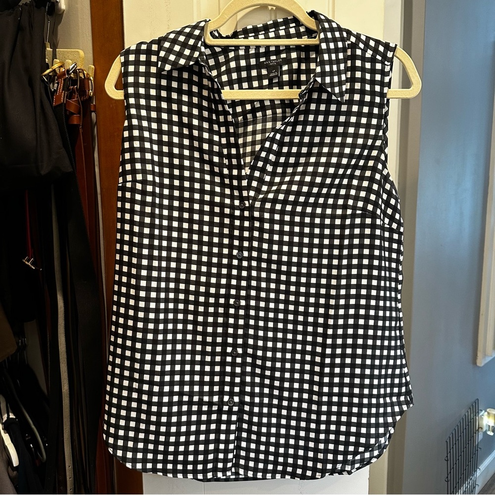 Ann Taylor b&w gingham sleeveless shirt LP